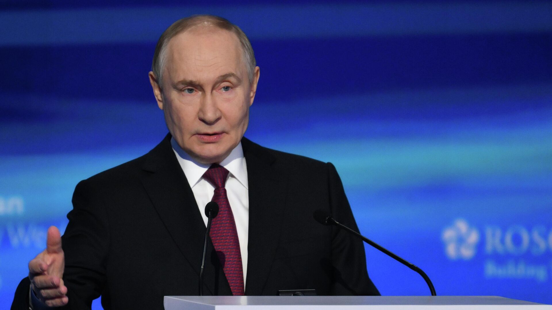 Президент России Владимир Путин выступает на пленарном заседании в рамках международного форума Российская энергетическая неделя в Москве - РИА Новости, 1920, 16.10.2025