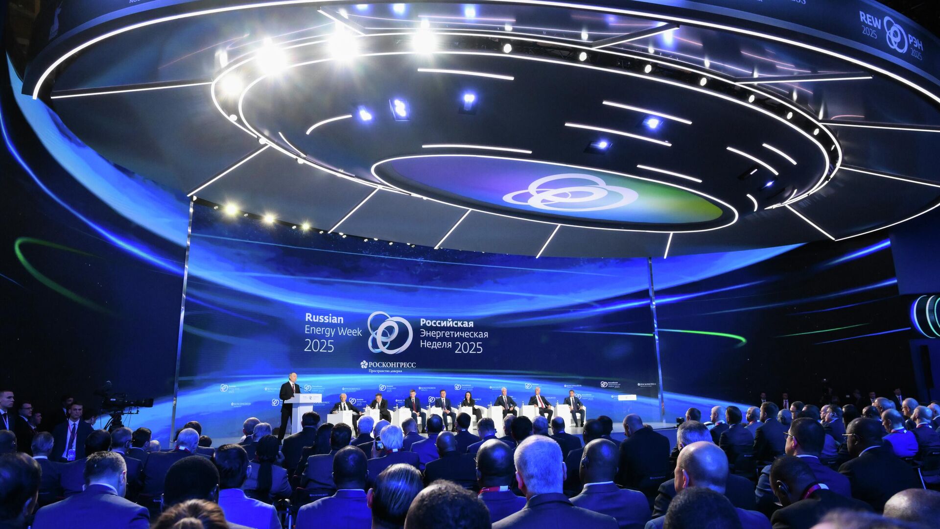 Президент РФ Владимир Путин выступает на пленарном заседании Создавая энергетику будущего вместе в рамках международного форума Российская энергетическая неделя в Москве Президент РФ Владимир Путин выступает на пленарном заседании Создавая энергетику будущего вместе в рамках международного форума Российская энергетическая неделя в Москве - РИА Новости, 1920, 16.10.2025