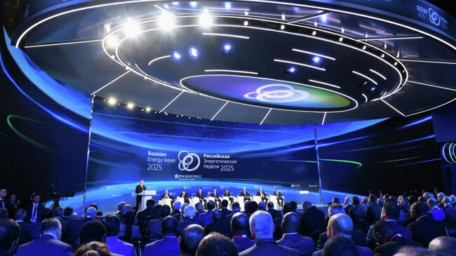 Президент РФ Владимир Путин выступает на пленарном заседании Создавая энергетику будущего вместе в рамках международного форума Российская энергетическая неделя в Москве