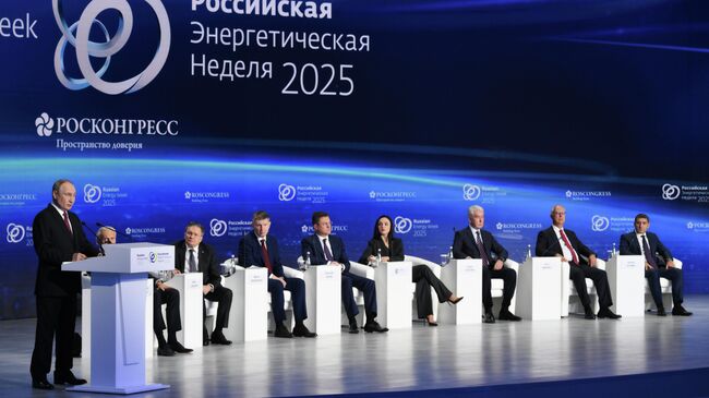 Президент РФ Владимир Путин выступает на пленарном заседании Создавая энергетику будущего вместе в рамках международного форума Российская энергетическая неделя в Москве