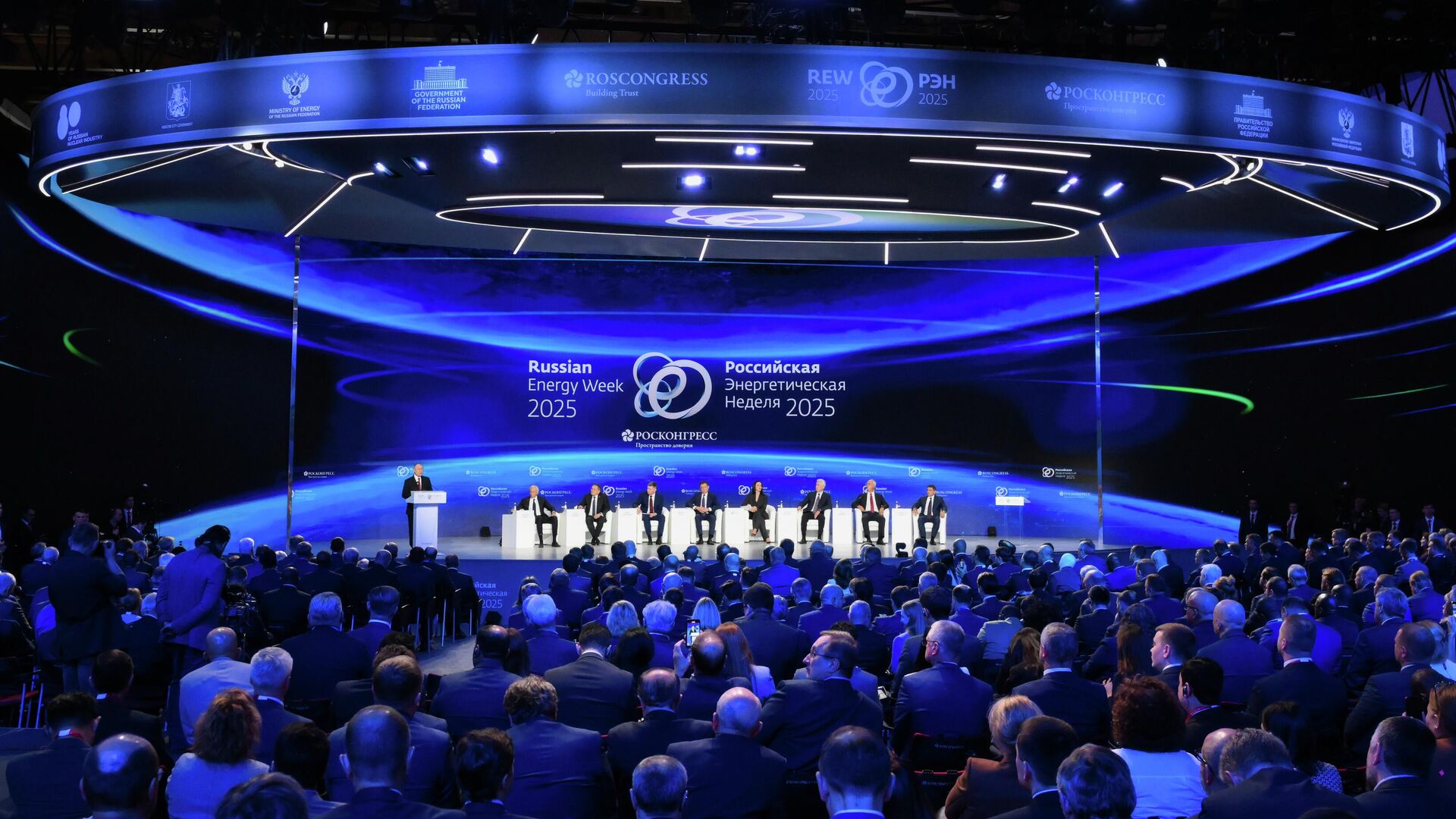 Президент РФ Владимир Путин выступает на пленарном заседании Создавая энергетику будущего вместе в рамках международного форума Российская энергетическая неделя в Москве - РИА Новости, 1920, 16.10.2025