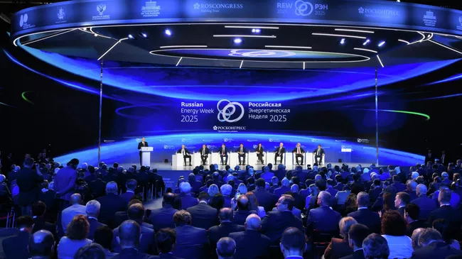 Vlagyimir Putyin orosz elnök felszólal a „Jövő energiájának közös megteremtése” című plenáris ülésen az Orosz Energia Hét nemzetközi fórumon Moszkvában. Vlagyimir Putyin orosz elnök felszólal a „Jövő energiájának közös megteremtése” című plenáris ülésen az Orosz Energia Hét nemzetközi fórumon Moszkvában.