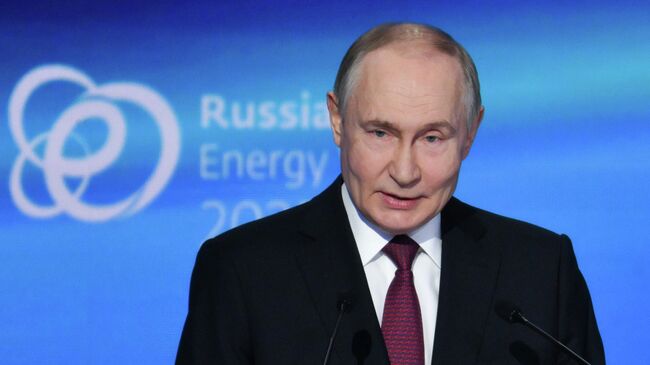 Президент РФ Владимир Путин выступает на пленарном заседании Создавая энергетику будущего вместе в рамках международного форума Российская энергетическая неделя