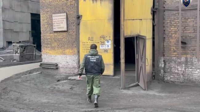 Сотрудник СК России на месте гибели троих работников предприятия в Новотроицке  Сотрудник СК России на месте гибели троих работников предприятия в Новотроицке