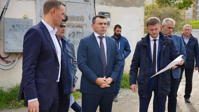 Глава Новороссийска Андрей Кравченко и и.о. министра ГО и ЧС Краснодарского края Сергей Штриков во время рабочей поездки Глава Новороссийска Андрей Кравченко и и.о. министра ГО и ЧС Краснодарского края Сергей Штриков во время рабочей поездки