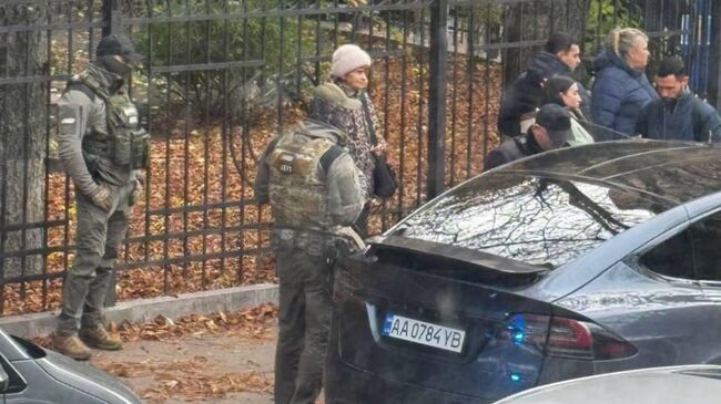 Сотрудники правоохранительных органов у здания офиса генпрокурора Украины