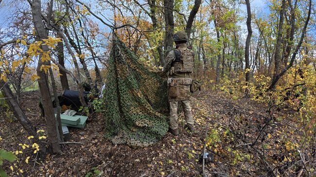 Метис натягивает маскировочную сеть Метис натягивает маскировочную сеть