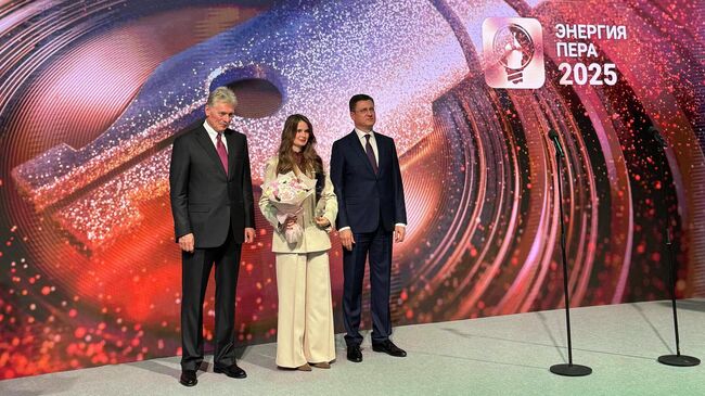 Пресс-секретарь президента России Дмитрий Песков, вице-премьер Александр Новак и корреспондент РИА Новости Елизавета Машинина во время награждения победителей международного медиаконкурса Энергия пера