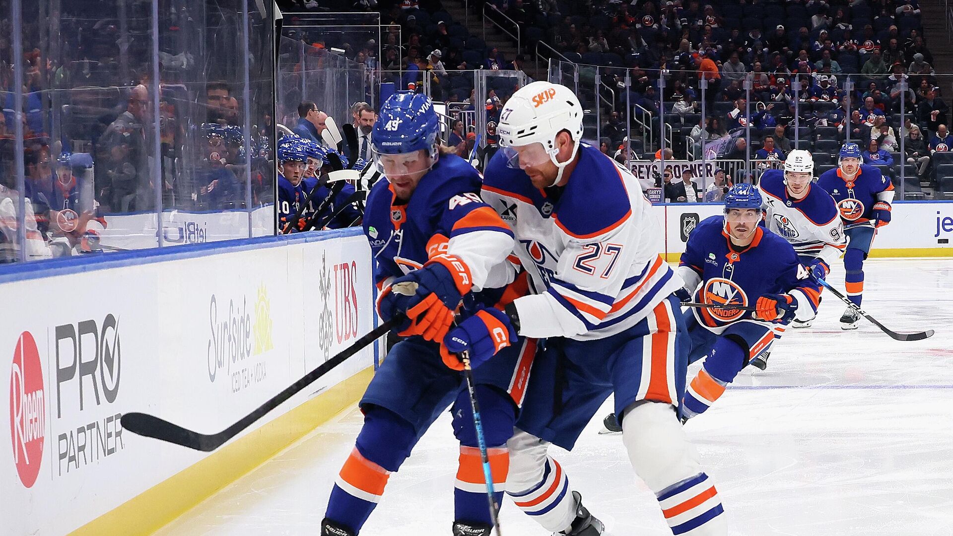 Хоккеист Нью-Йорк Айлендерс Максим Шабанов в матче против Эдмонтон Ойлерз - РИА Новости, 1920, 17.10.2025