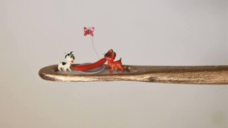 Микроминиатюрист Анискин поместил в ушко иголки котенка по имени Гав