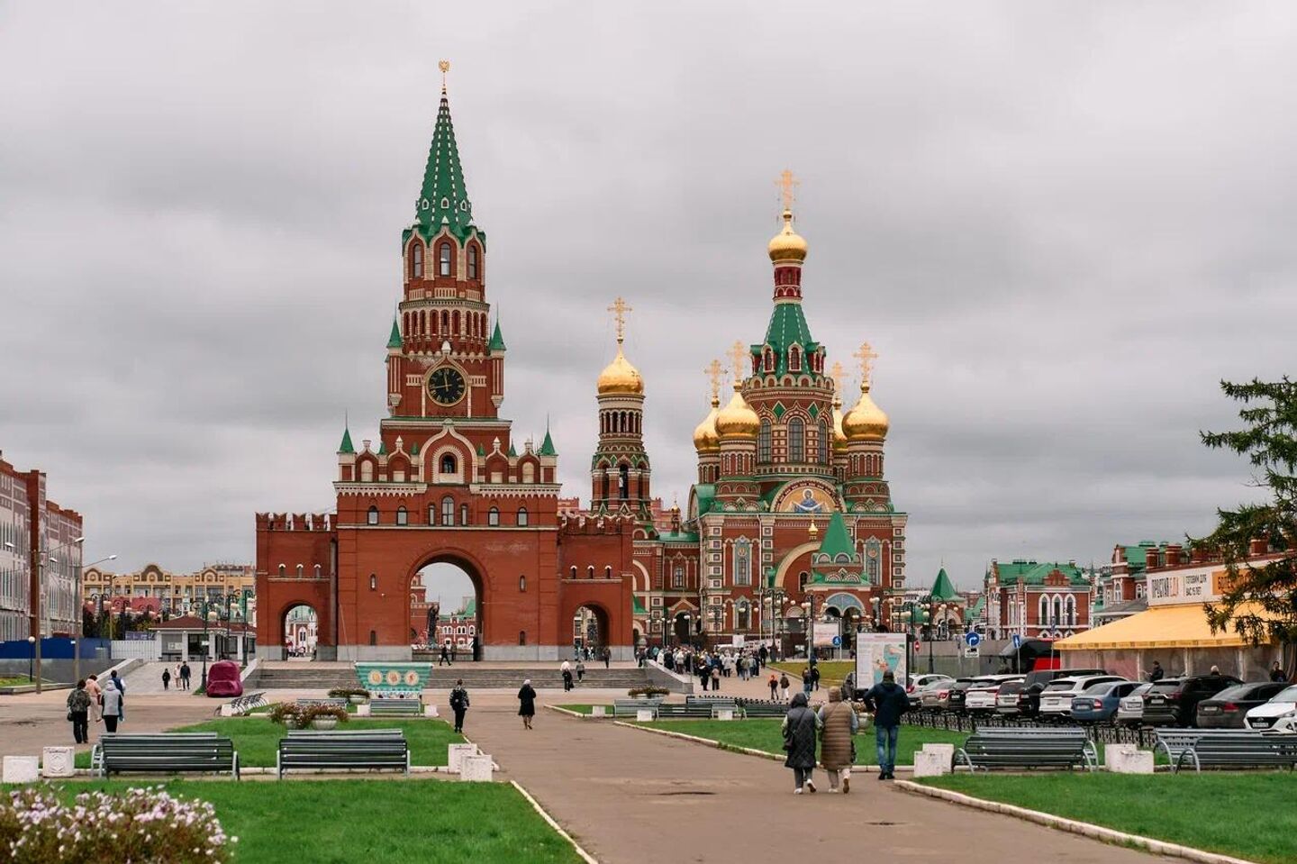 Йошкар-Ола. Кафедральный собор Благовещения Пресвятой Богородицы и Благовещенская башня Йошкар-Ола. Кафедральный собор Благовещения Пресвятой Богородицы и Благовещенская башня