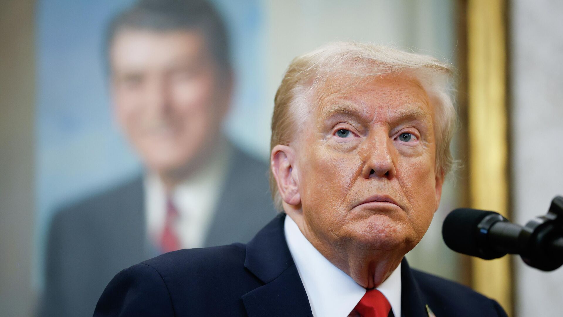 Президент США Дональд Трамп отвечает на вопросы журналистов в Овальном кабинете Белого дома - РИА Новости, 1920, 17.10.2025