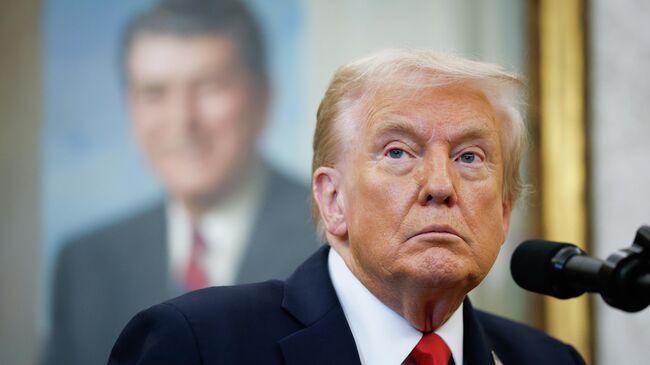 Президент США Дональд Трамп отвечает на вопросы журналистов в Овальном кабинете Белого дома