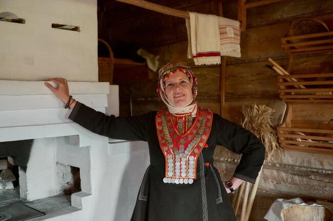 Шоруньжа. Туристка примеряет национальную одежду марийцев Шоруньжа. Туристка примеряет национальную одежду марийцев