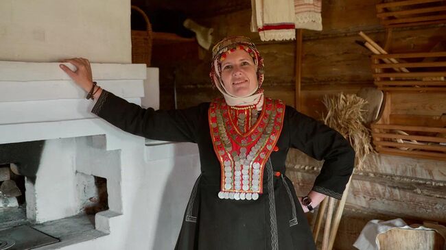 Шоруньжа. Туристка примеряет национальную одежду марийцев Шоруньжа. Туристка примеряет национальную одежду марийцев