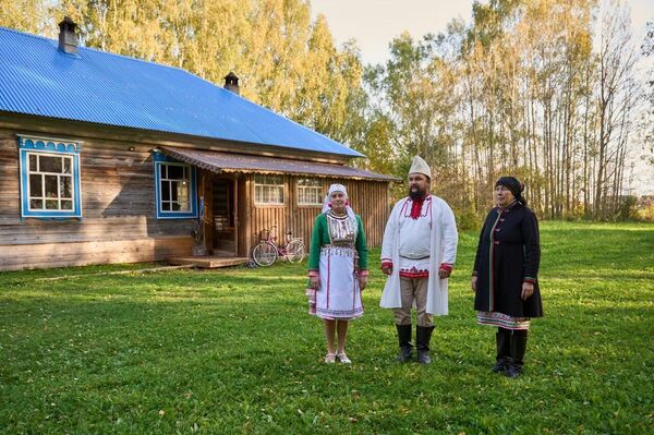 Марий Эл. Обед в Шоруньжинском этнокультурном комплексе встречают туристов Марий Эл. Обед в Шоруньжинском этнокультурном комплексе встречают туристов