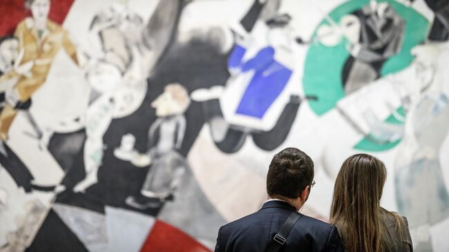 Посетители в Третьяковской галерее перед картиной Шагала  Посетители в Третьяковской галерее перед картиной Шагала