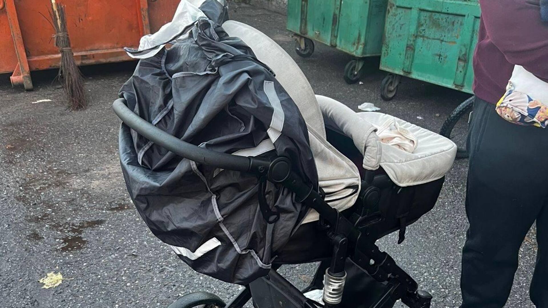 В Московском районе Петербурга обнаружили оставленного в коляске младенца - РИА Новости, 1920, 17.10.2025