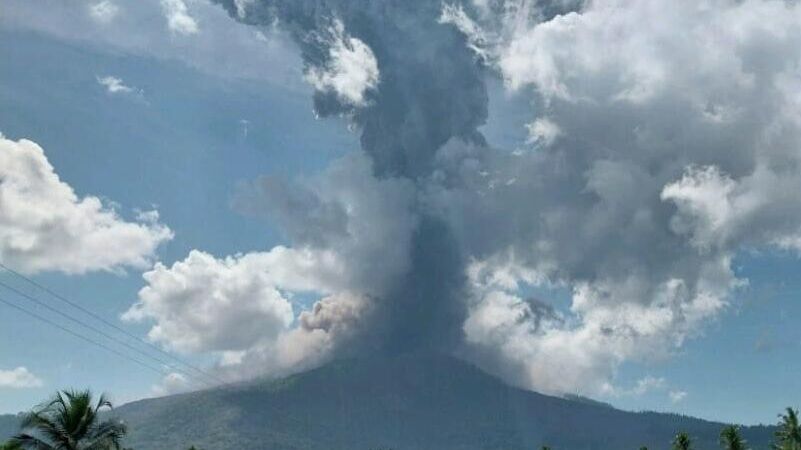 Извержение вулкана Левотоби Лаки-лаки в Индонезии - РИА Новости, 1920, 17.10.2025