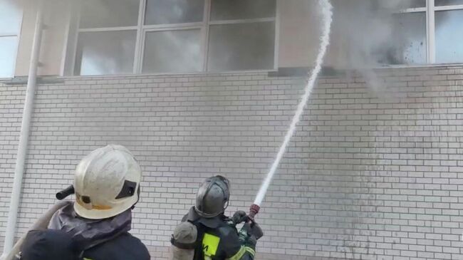 Ликвидация пожара в здании школьного спорткомплекса в Барнауле