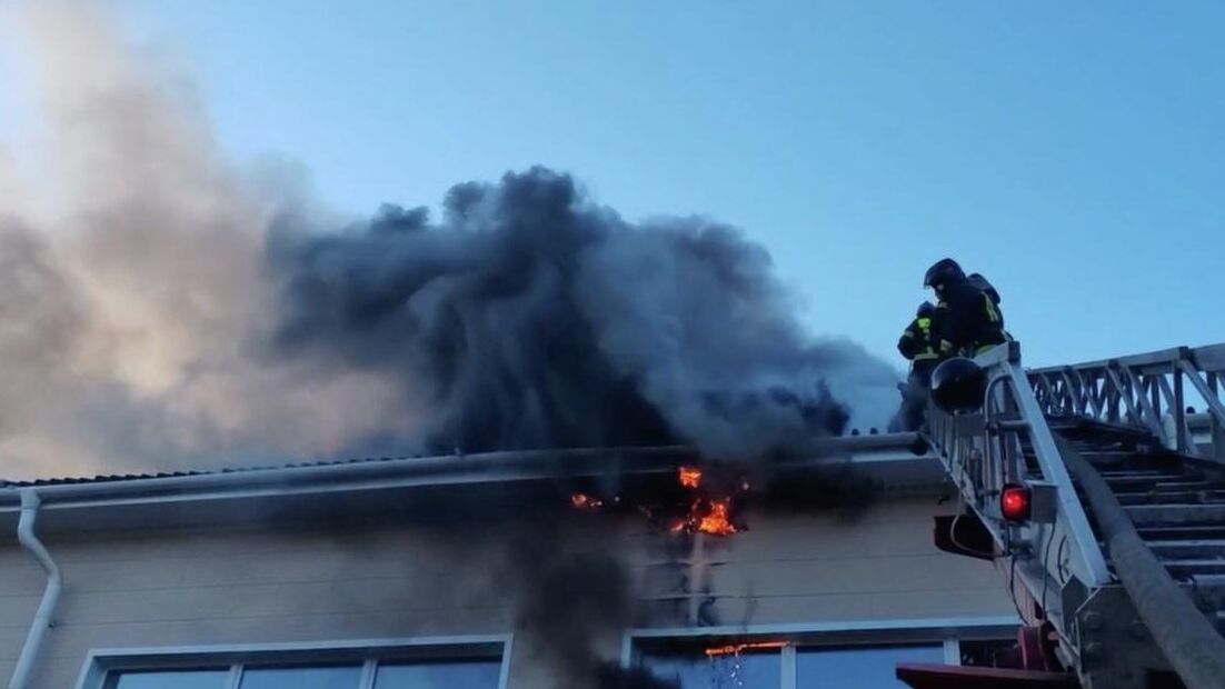 Ликвидация пожара в здании школьного спорткомплекса в Барнауле - РИА Новости, 1920, 17.10.2025