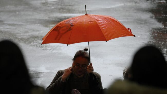 Девушка во время дождя в Москве