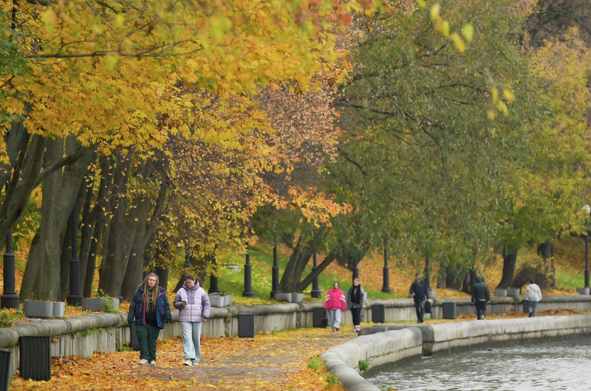 Прохожие на Пушкинской набережной в Москве Прохожие на Пушкинской набережной в Москве - РИА Новости, 1920, 16.12.2025