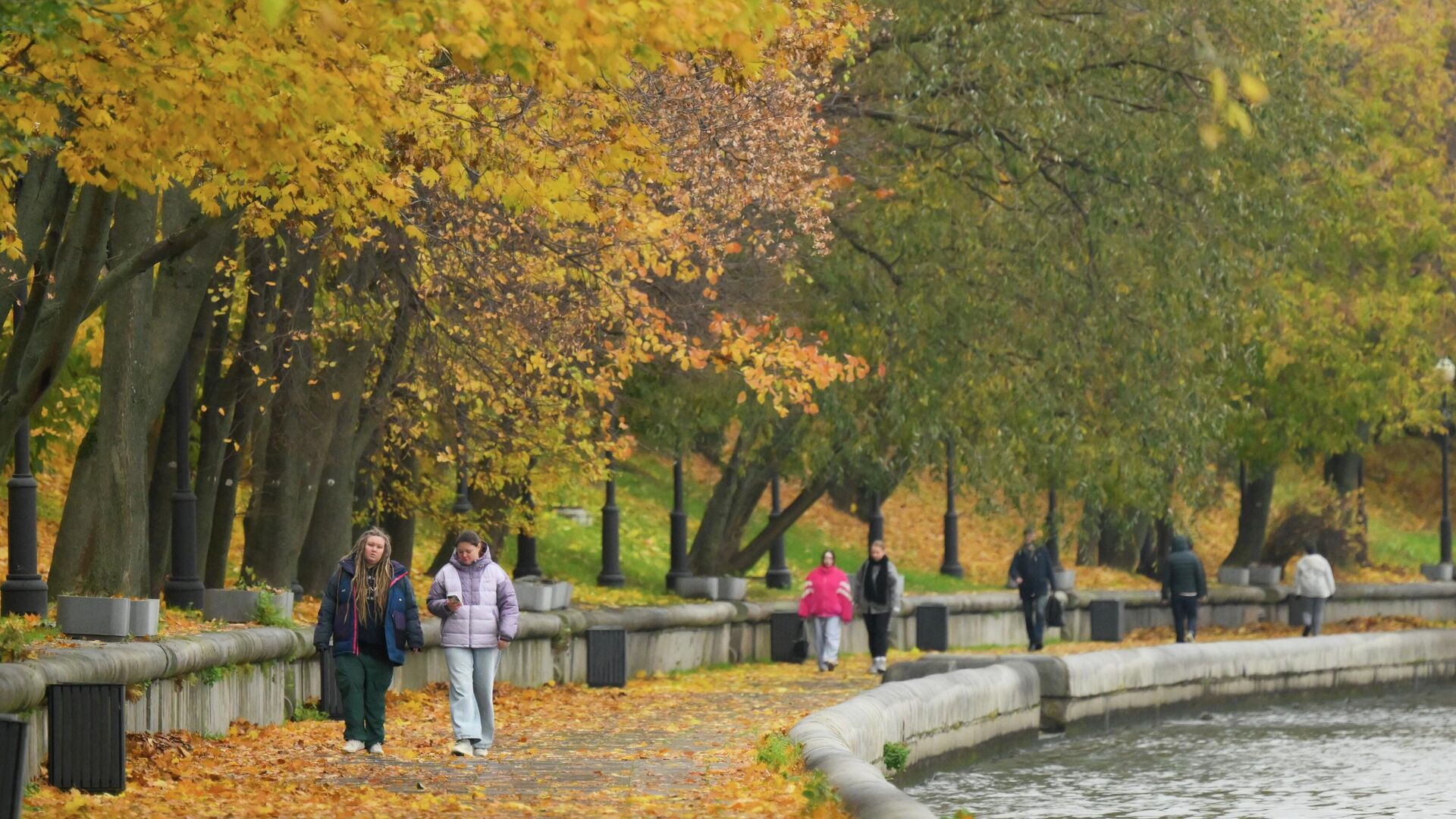 Облачно с прояснениями, без осадков и до +10 ожидаются в Москве в воскресенье