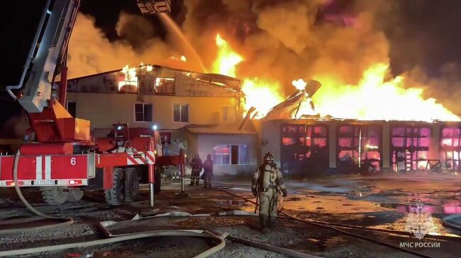 Пожар на складе с канцелярскими товарами в Южно-Сахалинске