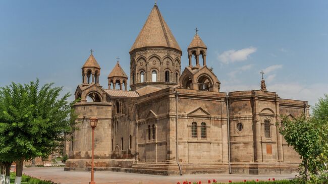 Монастырь Эчмиадзин  Монастырь Эчмиадзин