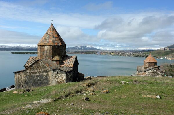 Монастырь Севанаванк на озере Севан Монастырь Севанаванк на озере Севан