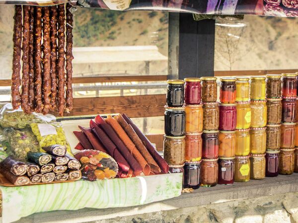 Рынок около храма Гарни   Рынок около храма Гарни