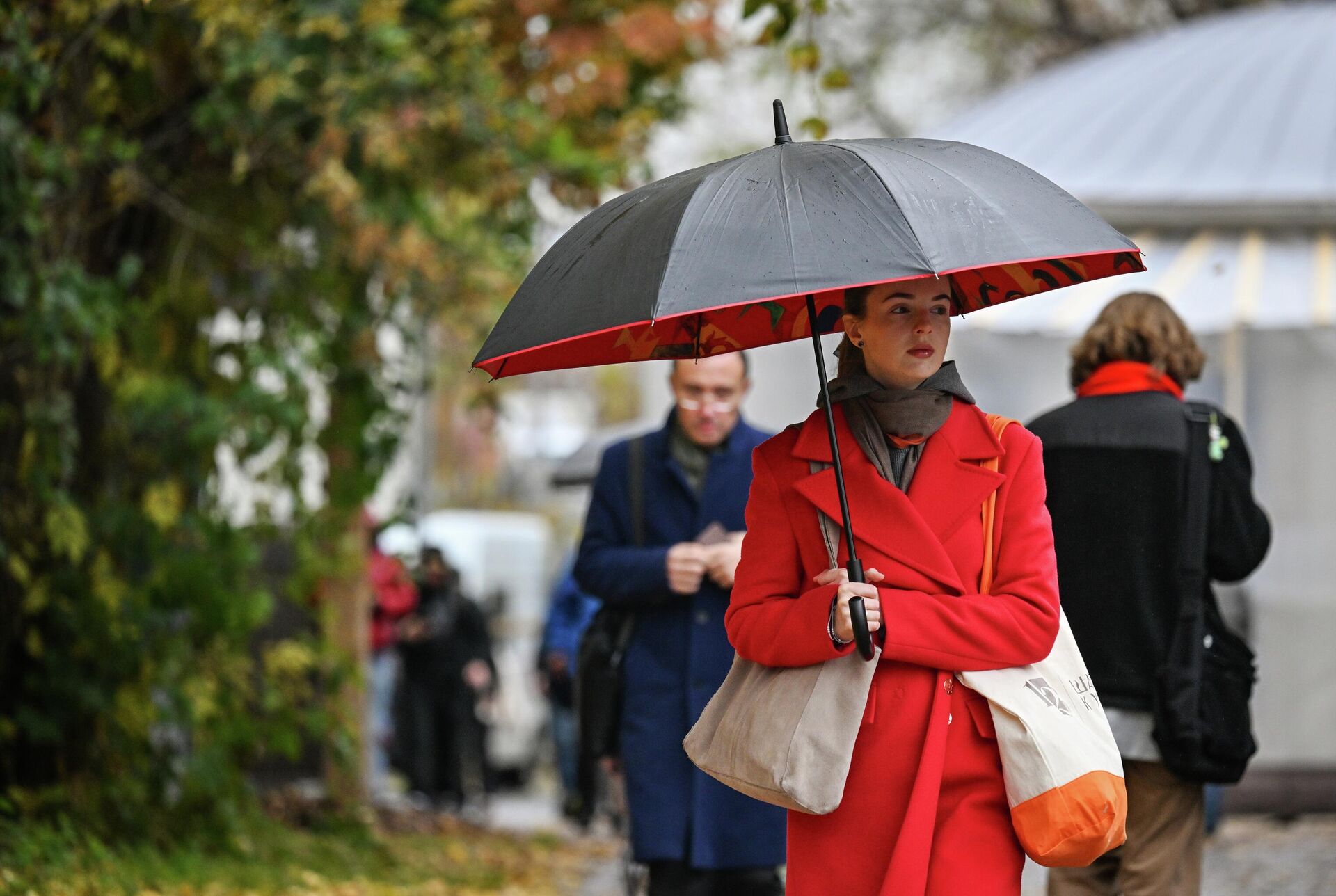 Девушка во время дождя в Москве - РИА Новости, 1920, 12.12.2025