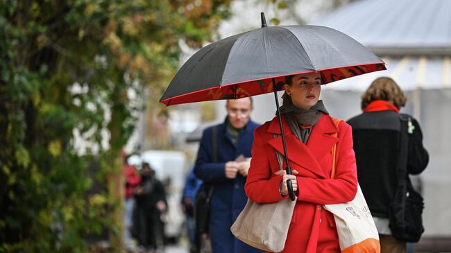 Девушка во время дождя в Москве