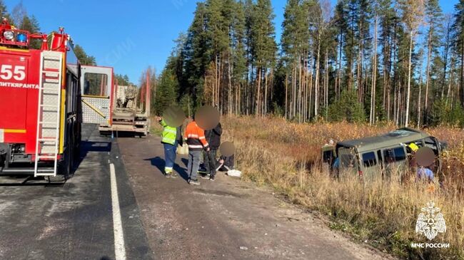 Последствия столкновения микроавтобуса и грузовика в Карелии. 17 октября 2025