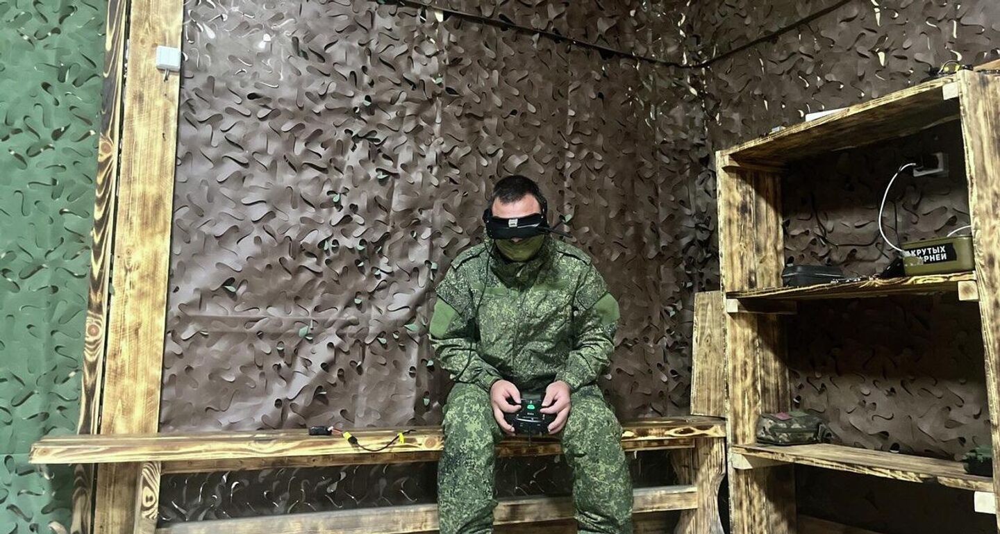 Боец облетает препяствия на маленьком дроне Боец облетает препяствия на маленьком дроне