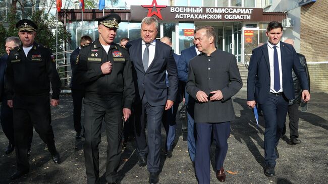 Заместитель председателя Совета безопасности РФ Дмитрий Медведев осматривает Военный комиссариат Астрахани