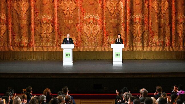 Президент РФ Владимир Путин на праздновании 20-летия международного телеканала RT в Большом театре в Москве