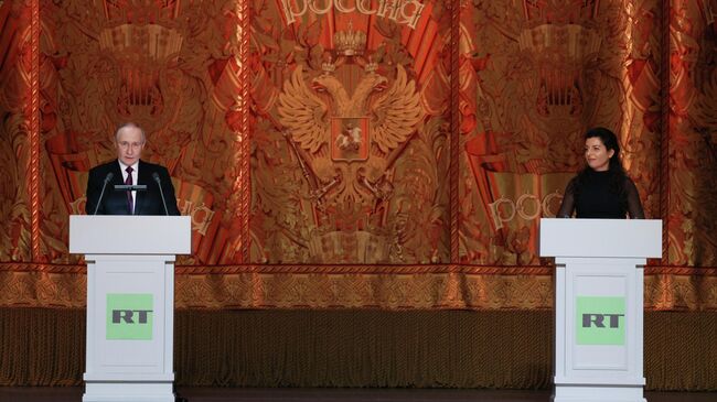 Президент РФ Владимир Путин на праздновании 20-летия международного телеканала RT в Большом театре в Москве