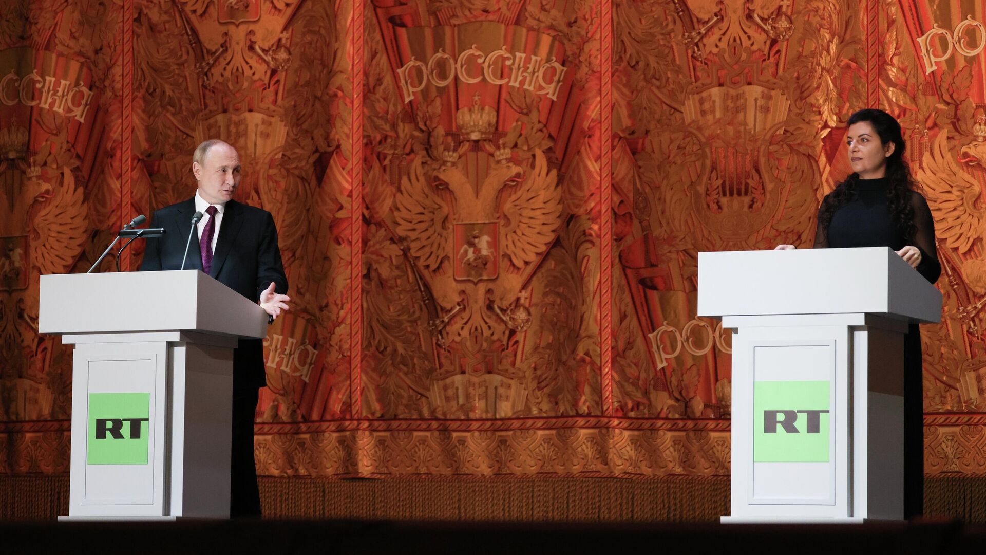 Президент РФ Владимир Путин на праздновании 20-летия международного телеканала RT в Большом театре в Москве - РИА Новости, 1920, 07.12.2025