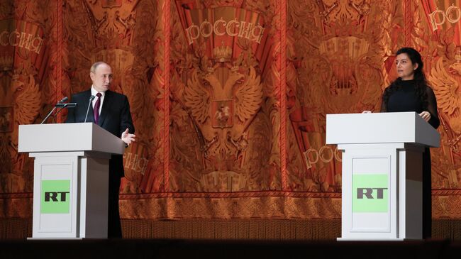 Президент РФ Владимир Путин на праздновании 20-летия международного телеканала RT в Большом театре в Москве