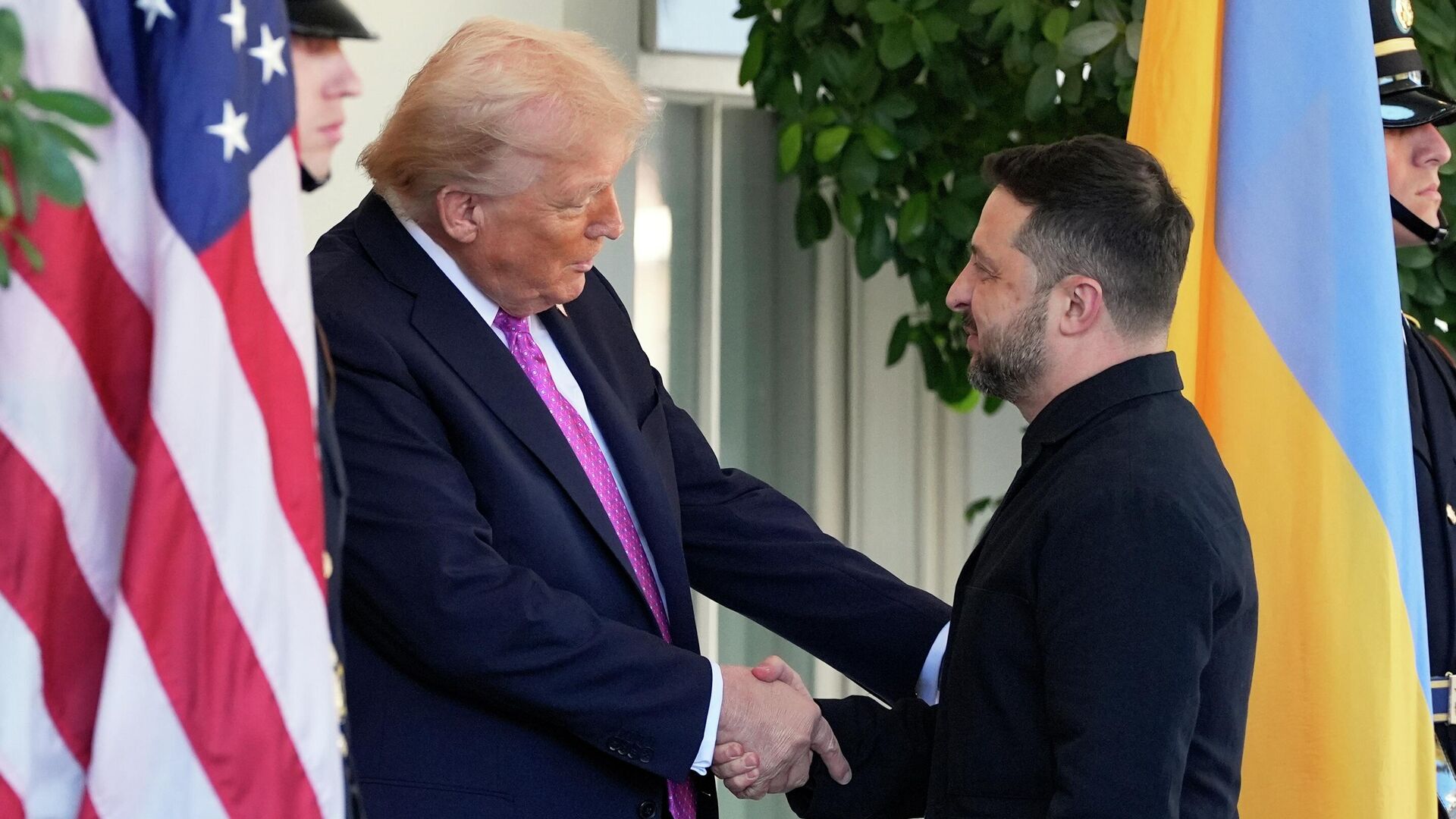 Президент США Дональд Трамп приветствует Владимира Зеленского в Белом доме - РИА Новости, 1920, 18.10.2025