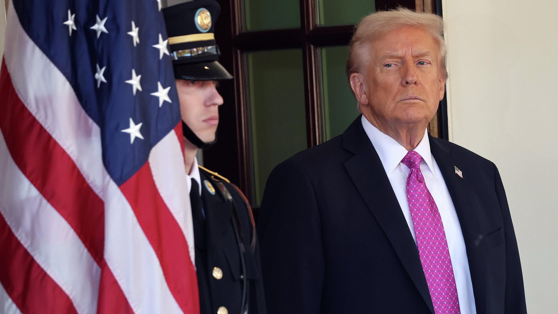 Президент США Дональд Трамп ожидает прибытия Владимира Зеленского в Белый дом - РИА Новости, 1920, 17.10.2025