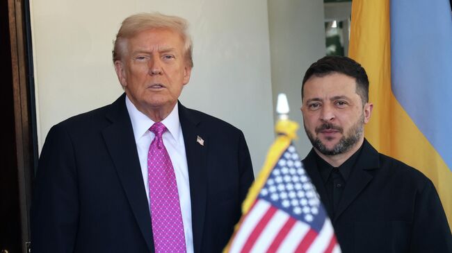 Президент США Дональд Трамп приветствует Владимира Зеленского в Белом доме
