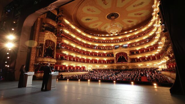 Президент РФ Владимир Путин и главный редактор телеканала RT и медиагруппы Россия сегодня Маргарита Симоньян выступают на праздновании 20-летия международного телеканала RT в Большом театре в Москве. 17 октября 2025