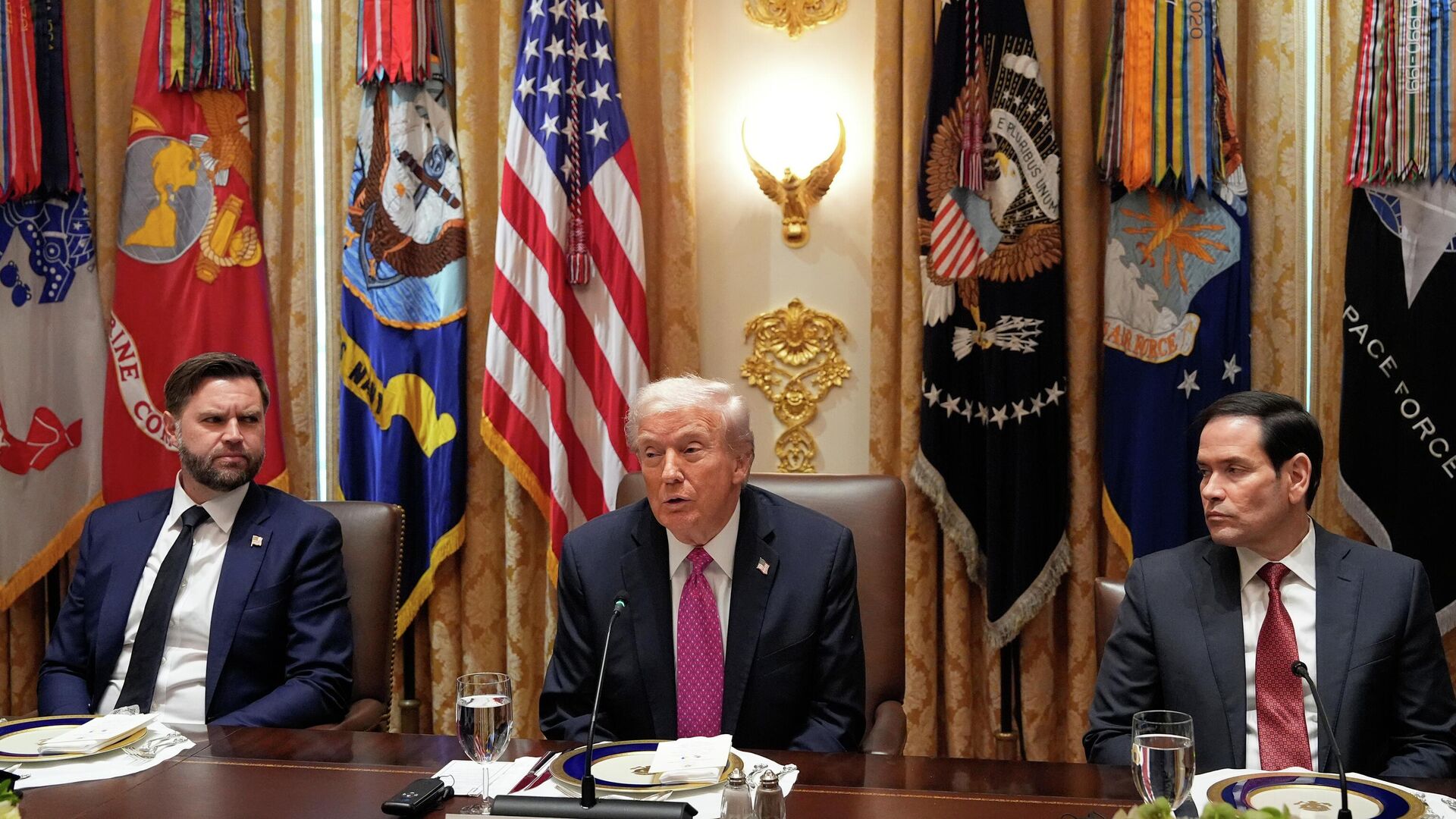 Трамп заявил Зеленскому, что пора завершить конфликт на Украине Трамп заявил Зеленскому, что пора завершить конфликт на Украине