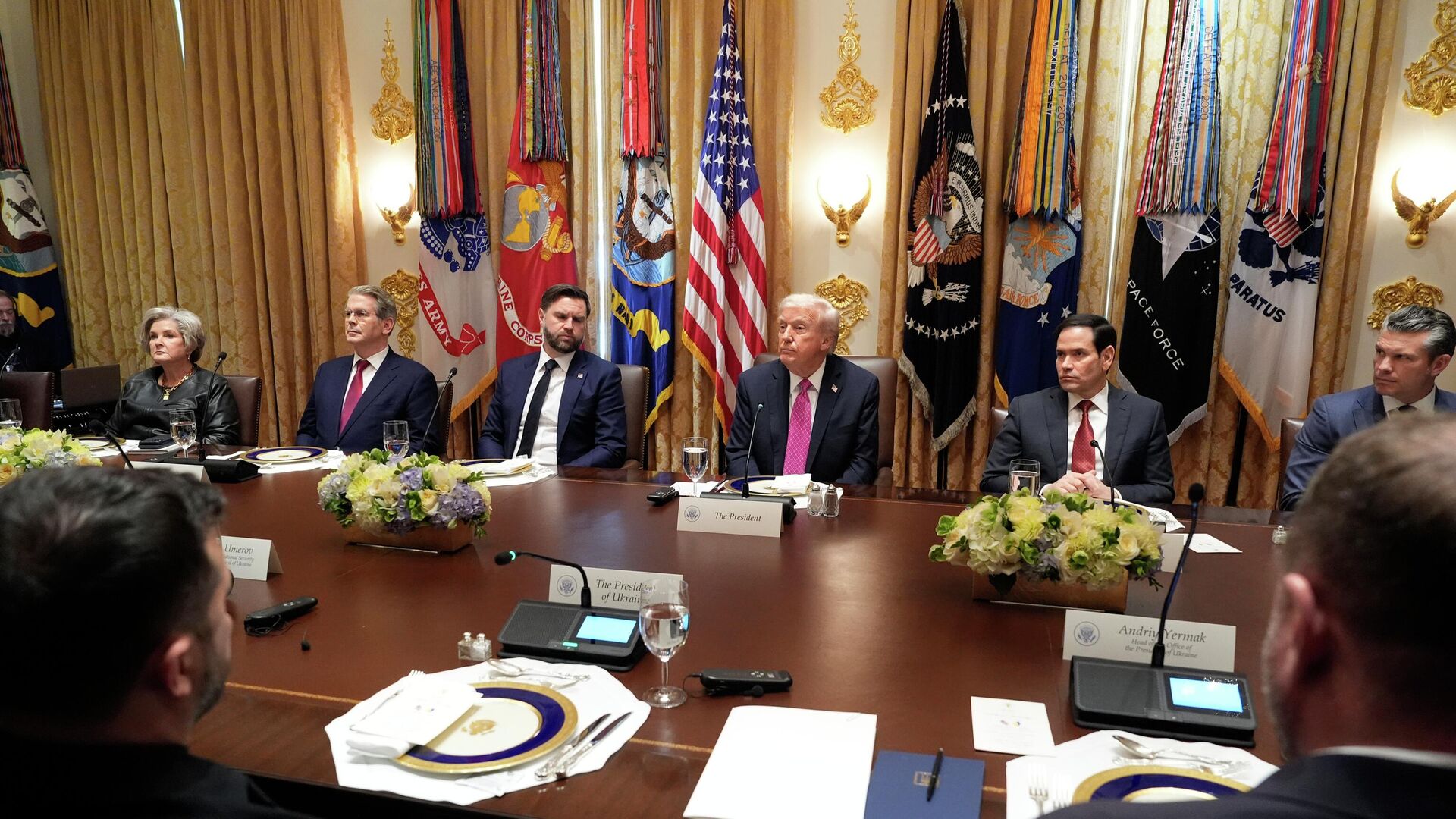 Президент США Дональд Трамп выступает во время встречи с Владимиром Зеленским Президент США Дональд Трамп выступает во время встречи с Владимиром Зеленским - РИА Новости, 1920, 17.10.2025
