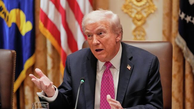 Президент США Дональд Трамп выступает во время встречи с Владимиром Зеленским Президент США Дональд Трамп выступает во время встречи с Владимиром Зеленским