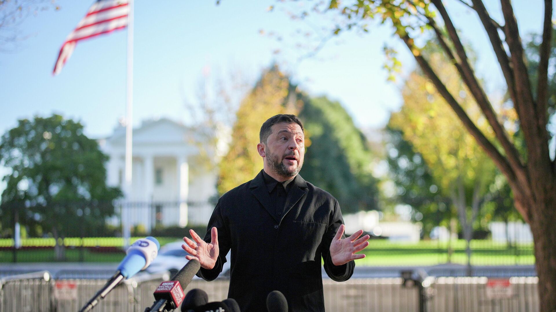 Владимир Зеленский выступает перед журналистами по итогам встречи с президентом США Дональдом Трампом. 17 октября 2025 года - РИА Новости, 1920, 18.10.2025