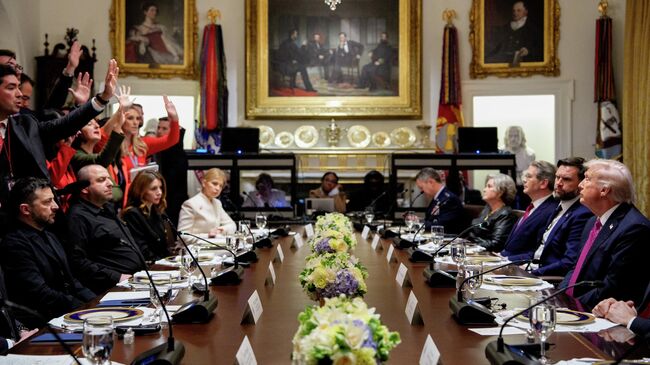 Президент США Дональд Трамп отвечает на вопрос журналиста во время встречи с Владимиром Зеленским в Белом доме